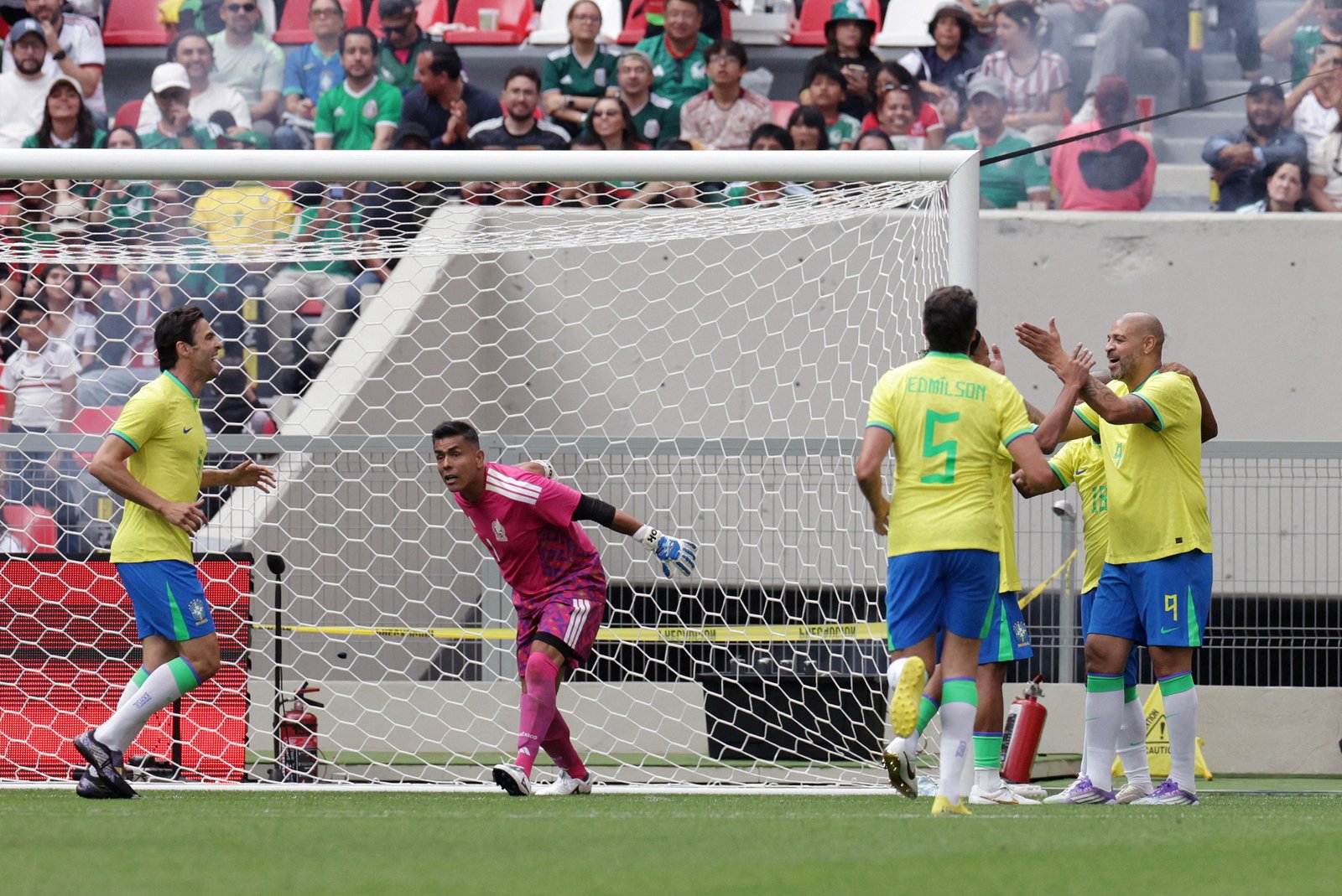Brasil Legends perde para o México, mas Adriano marca golaço com passe de Ronaldinho e Kaká homenageia Oscar Brasil Legends perde para o México, mas Adriano marca golaço