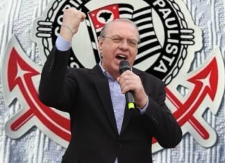 Conselheiros do Corinthians protocolam pedido de impeachment contra Osmar Stabile Conselheiros do Corinthians protocolam pedido de impeachment