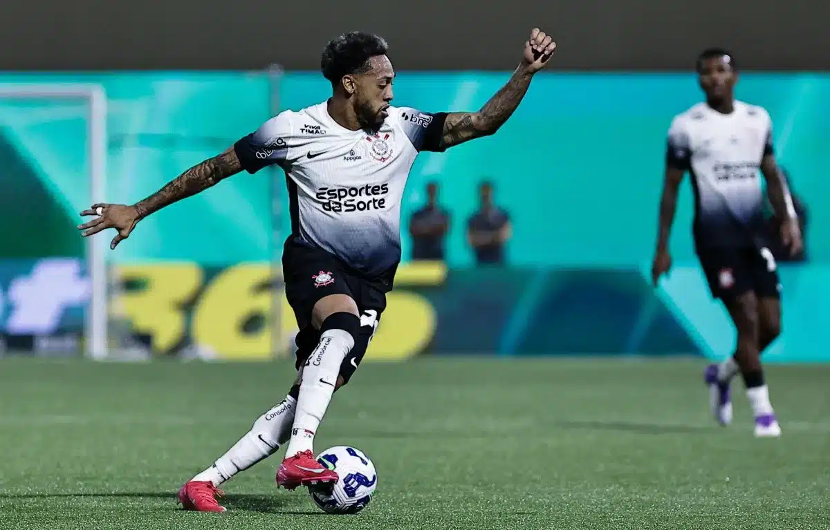 Corinthians avalia rescisão de Martínez após atraso