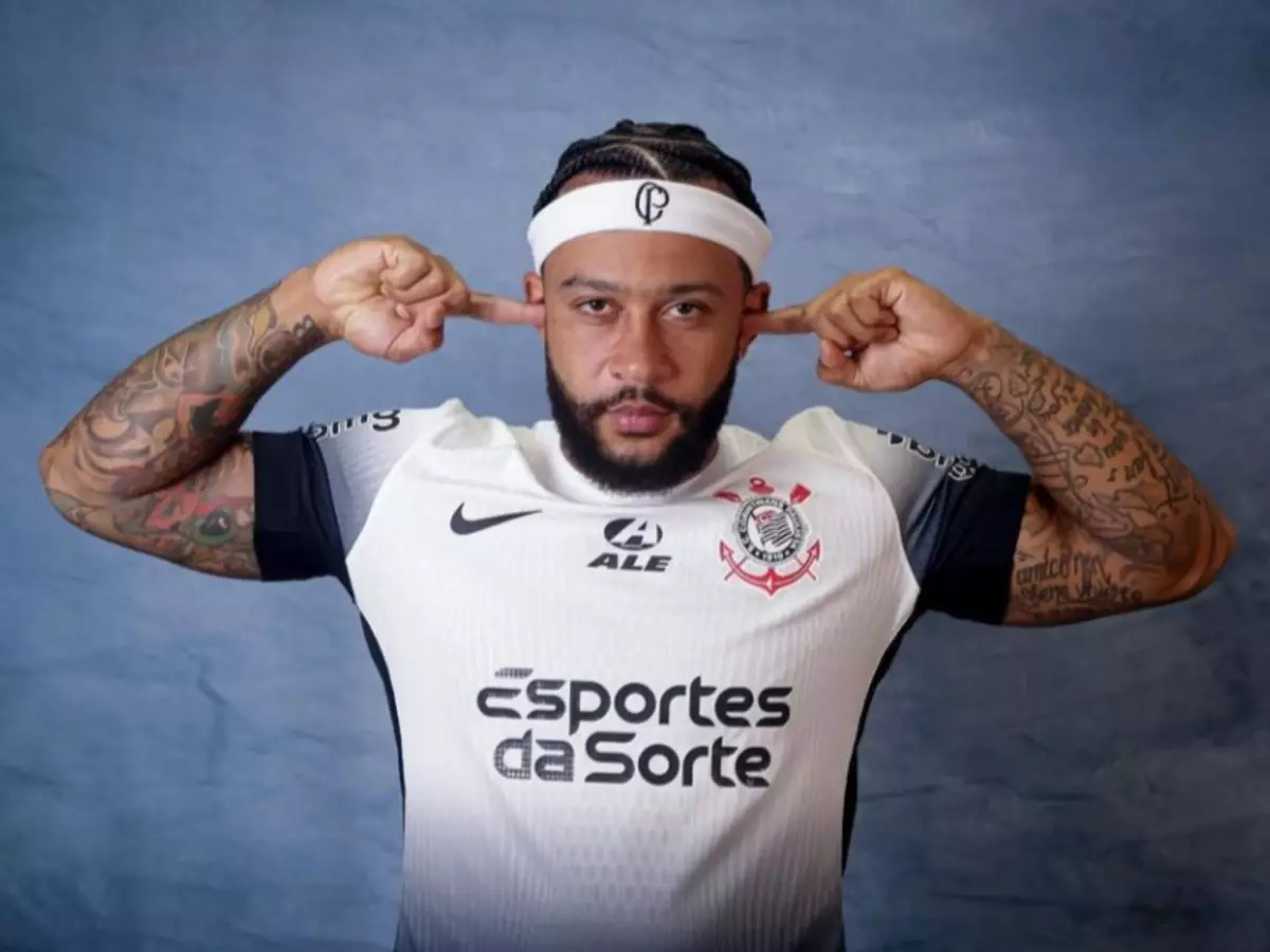 Corinthians vive impasse com Memphis Depay entre dívida milionária