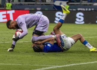 Cruzeiro x Atlético-MG termina com 23 expulsões e entra para a história do futebol brasileiro Cruzeiro x Atlético-MG termina com 23 expulsões