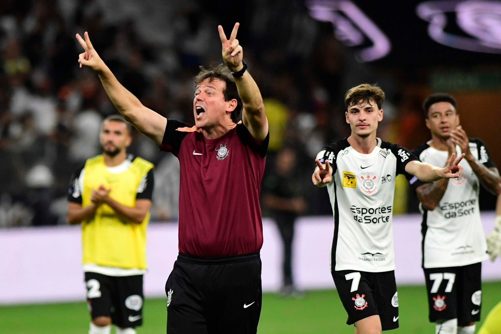 Diniz segue invicto no Corinthians, conquista primeira vitória no Brasileirão