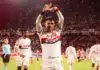 Flamengo empata com Estudiantes em jogo tenso, perde chances claras e se revolta com arbitragem na Argentina Flamengo empata com Estudiantes em jogo tenso, perde chances claras e se revolta