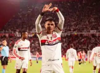 Flamengo empata com Estudiantes em jogo tenso, perde chances claras e se revolta com arbitragem na Argentina Flamengo empata com Estudiantes em jogo tenso, perde chances claras e se revolta