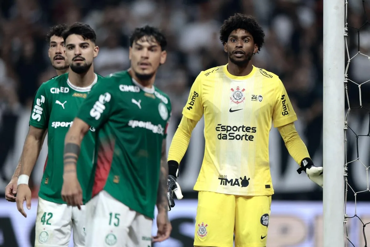 Hugo Souza critica arbitragem após Dérbi