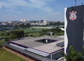 Jogadores do Corinthians são cobrados por torcida na saída do CT Joaquim Grava Jogadores do Corinthians são cobrados por torcida