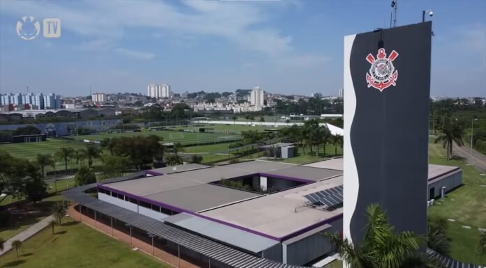 Jogadores do Corinthians são cobrados por torcida na saída do CT Joaquim Grava Jogadores do Corinthians são cobrados por torcida