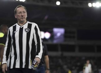John Textor admite possibilidade de deixar o Botafogo e critica gestão da Eagle Football John Textor admite possibilidade de deixar o Botafogo