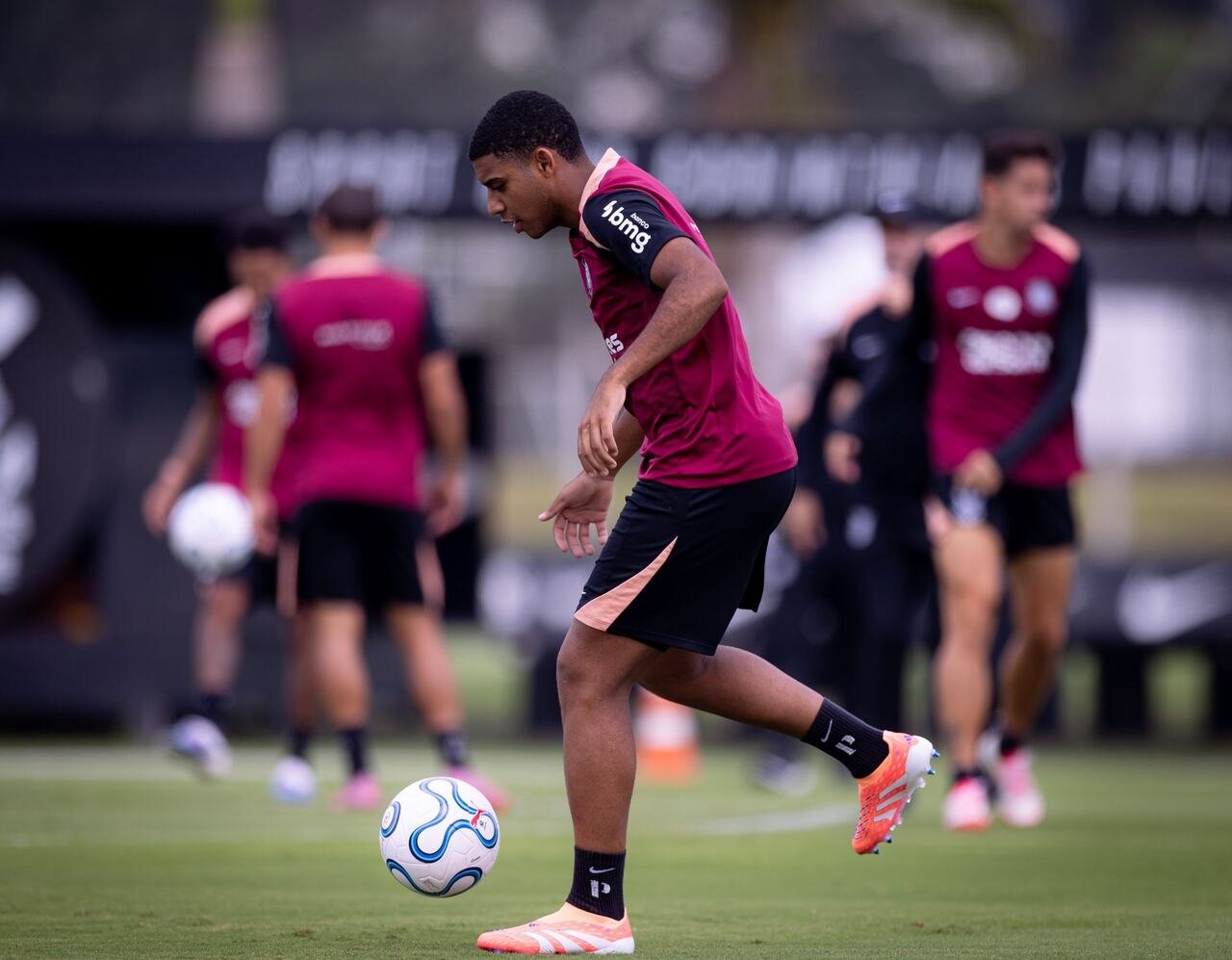 Memphis inicia transição física no Corinthians e se aproxima de retorno