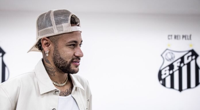 Neymar renova com o Santos até 2026 e reforça plano de retorno à Seleção Brasileira Neymar renova com o Santos até 2026