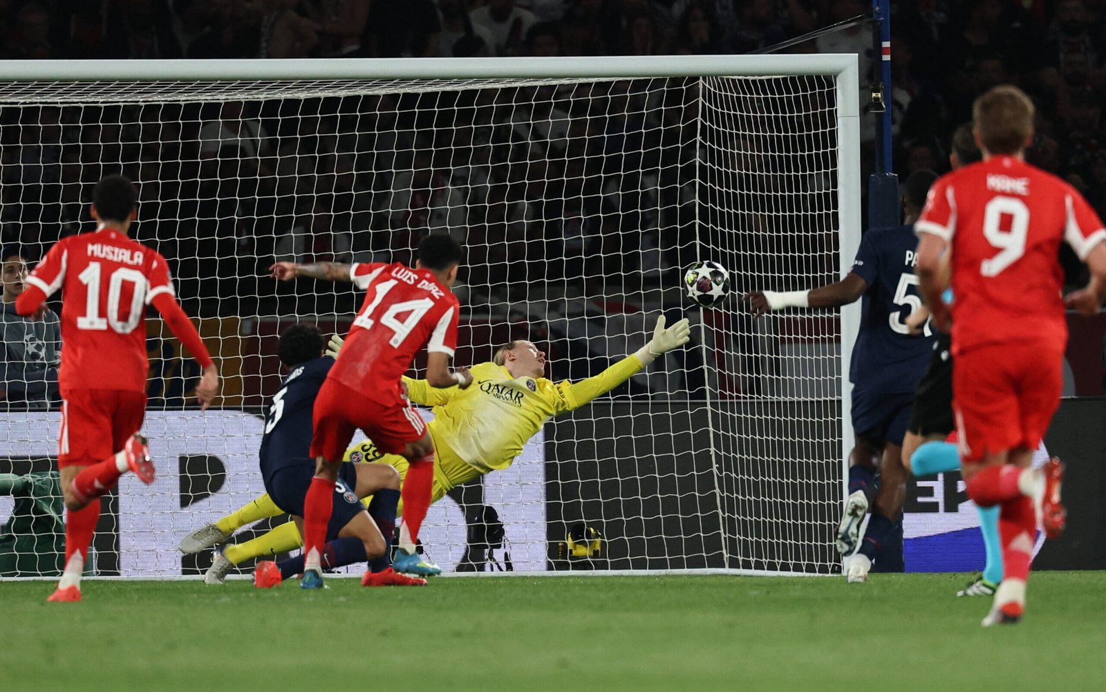 PSG vence Bayern em jogo histórico de nove gols e sai na frente por vaga