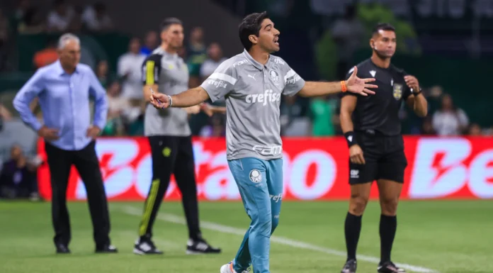 Abel Ferreira faz gesto obsceno em jogo do Palmeiras e episódio amplia pressão sobre comportamento do técnico Abel Ferreira faz gesto obsceno em jogo do Palmeiras