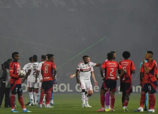 Conmebol confirma W.O. do Independiente Medellín e Flamengo recebe os três pontos na Libertadores Jogadores do Flamengo durante partida da Libertadores marcada por crise de segurança na Colômbia
