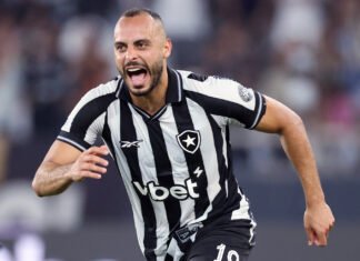 Corinthians volta ao Z4 após derrota para o Botafogo e vê Arthur Cabral decidir com hat-trick Corinthians volta ao Z4 após derrota para o Botafogo