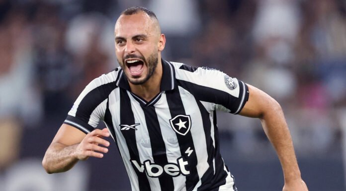 Corinthians volta ao Z4 após derrota para o Botafogo e vê Arthur Cabral decidir com hat-trick Corinthians volta ao Z4 após derrota para o Botafogo