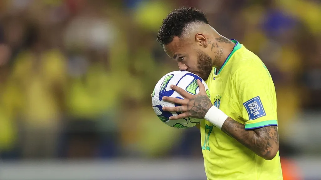 Edmílson levaria Neymar para a Copa, mas alerta para risco de conflito