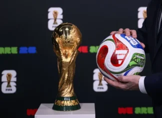 FIFA libera atletas suspensos para estreia na Copa após pressão da CONMEBOL e decisão gera debate global FIFA libera atletas suspensos para estreia na Copa após pressão da CONMEBOL