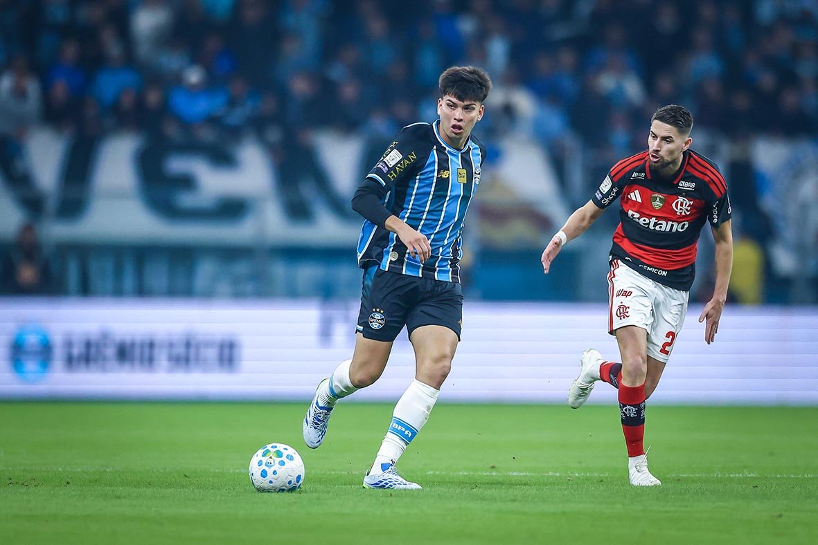 Flamengo vence o Grêmio, pressiona Palmeiras e reacende disputa