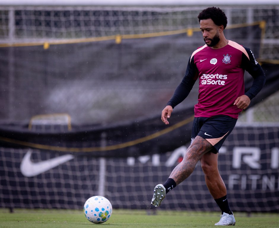 Memphis segue fora dos treinos com bola