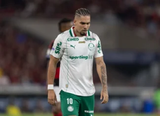 Paulinho provoca torcida do Flamengo após vitória do Palmeiras e reacende rivalidade no Maracanã Paulinho provoca torcida do Flamengo após vitória do Palmeiras