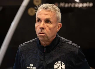 Técnico do San Lorenzo afirma ter sido agredido por torcedores do Santos após empate na Sul-Americana Técnico do San Lorenzo afirma ter sido agredido por torcedores do Santos