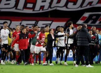 Torcedor do Santa Fe faz gesto racista contra brasileiros em jogo contra o Corinthians e caso aumenta pressão sobre CONMEBOL Torcedor do Santa Fe faz gesto racista contra brasileiros em jogo contra o Corinthians e caso aumenta pressão sobre CONMEBOL