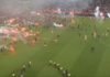 Torcedores do Slavia Praga invadem gramado, jogo do título é suspenso e caos expõe tensão no futebol europeu Torcedores do Slavia Praga invadem gramado, jogo do título é suspenso