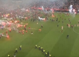 Torcedores do Slavia Praga invadem gramado, jogo do título é suspenso e caos expõe tensão no futebol europeu Torcedores do Slavia Praga invadem gramado, jogo do título é suspenso
