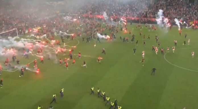 Torcedores do Slavia Praga invadem gramado, jogo do título é suspenso e caos expõe tensão no futebol europeu Torcedores do Slavia Praga invadem gramado, jogo do título é suspenso