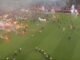 Torcedores do Slavia Praga invadem gramado, jogo do título é suspenso e caos expõe tensão no futebol europeu Torcedores do Slavia Praga invadem gramado, jogo do título é suspenso