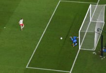 Como funciona a disputa por pênaltis na Copa do Mundo? Entenda todas as regras da FIFA Árbitro acompanha uma disputa por pênaltis durante partida da Copa do Mundo de 2026.