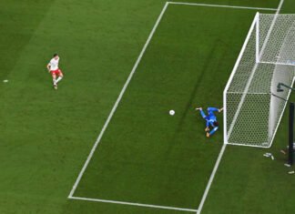Como funciona a disputa por pênaltis na Copa do Mundo? Entenda todas as regras da FIFA Árbitro acompanha uma disputa por pênaltis durante partida da Copa do Mundo de 2026.