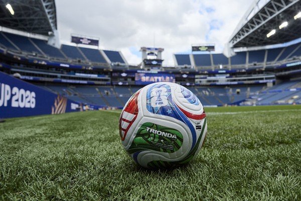 Árbitro acompanha uma disputa por pênaltis durante partida da Copa do Mundo de 2026.