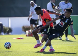 Casemiro acerta carrinho em Endrick durante treino da Seleção e lance gera repercussão antes da Copa do Mundo Casemiro acerta carrinho em Endrick durante treino da Seleção