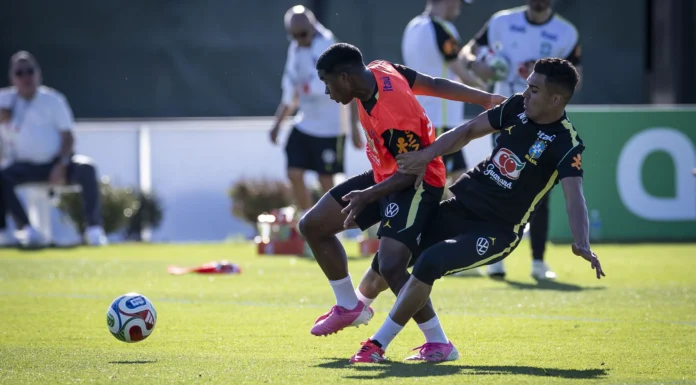 Casemiro acerta carrinho em Endrick durante treino da Seleção e lance gera repercussão antes da Copa do Mundo Casemiro acerta carrinho em Endrick durante treino da Seleção