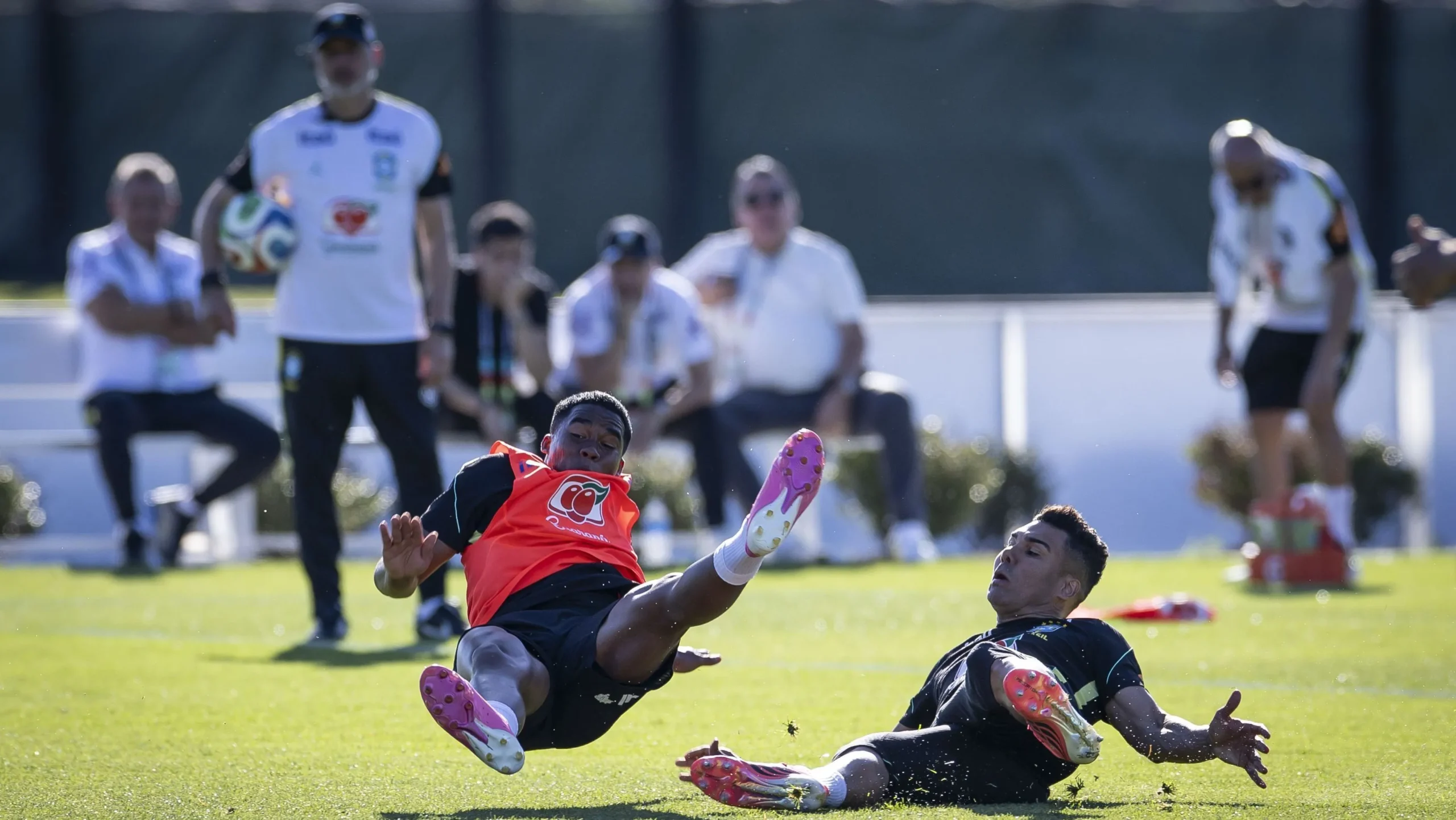 Casemiro acerta carrinho em Endrick durante treino da Seleção