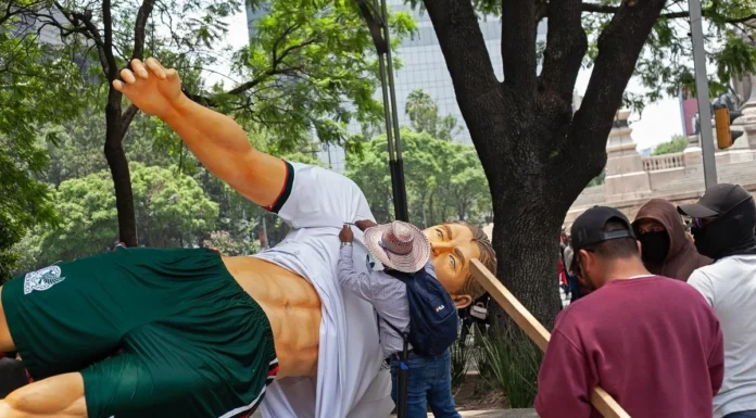 Cidade do México vive tensão a uma semana da Copa do Mundo após protestos e derrubada de estátuas Cidade do México vive tensão a uma semana da Copa do Mundo