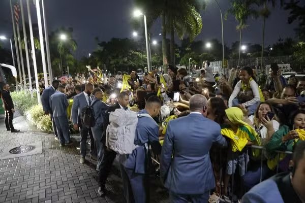 Com festa da torcida e Neymar ovacionado, Seleção Brasileira embarca para os Estados Unidos
