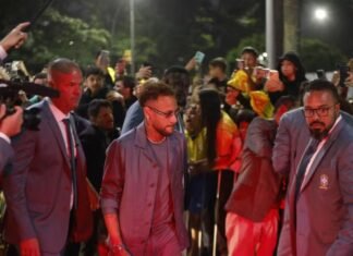 Com festa da torcida e Neymar ovacionado, Seleção Brasileira embarca para os Estados Unidos rumo à Copa do Mundo Com festa da torcida e Neymar ovacionado, Seleção Brasileira embarca para os Estados Unidos