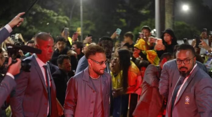 Com festa da torcida e Neymar ovacionado, Seleção Brasileira embarca para os Estados Unidos rumo à Copa do Mundo Com festa da torcida e Neymar ovacionado, Seleção Brasileira embarca para os Estados Unidos