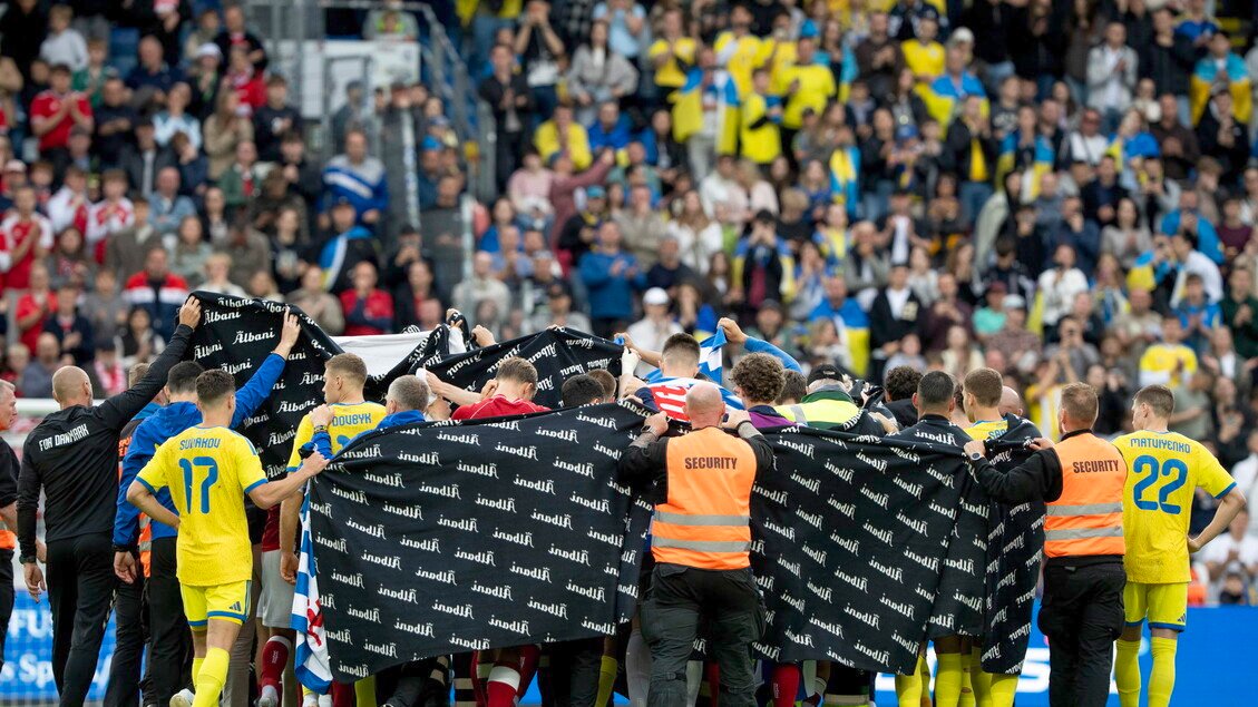 Eriksen desmaia durante amistoso entre Dinamarca e Ucrânia