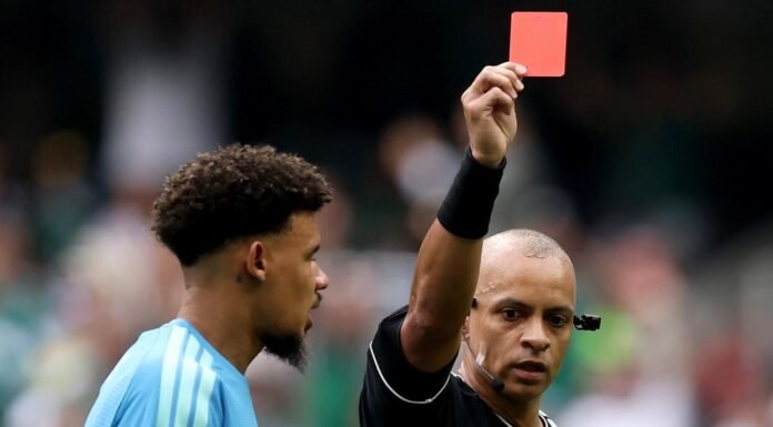 Ex-árbitro da FIFA faz avaliação direta sobre atuação de Wilton Pereira Sampaio na abertura da Copa do Mundo Ex-árbitro da FIFA faz avaliação direta sobre atuação de Wilton Pereira Sampaio