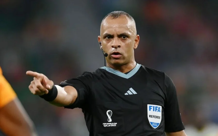 Ex-árbitro da FIFA faz avaliação direta sobre atuação de Wilton Pereira Sampaio