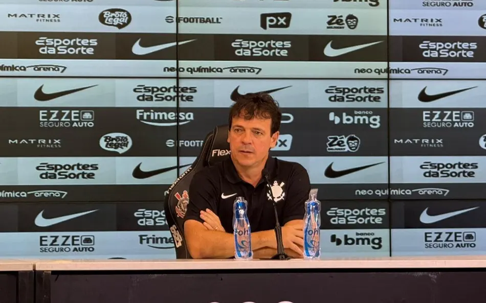 Fernando Diniz demonstra confiança na permanência de Memphis