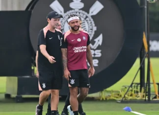 Fernando Diniz demonstra confiança na permanência de Memphis e pede reforços pontuais no Corinthians Fernando Diniz demonstra confiança na permanência de Memphis