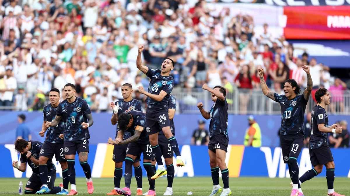 Jogadores do Paraguai comemoram a classificação após eliminar a Alemanha nos pênaltis pela Copa do Mundo de 2026.