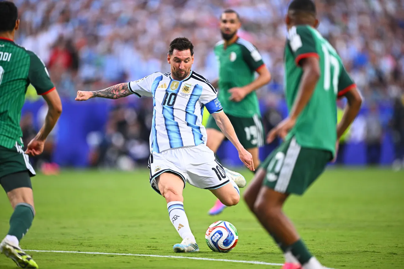 Messi marca hat-trick, Argentina vence a Argélia e estreia com autoridade na Copa do Mundo