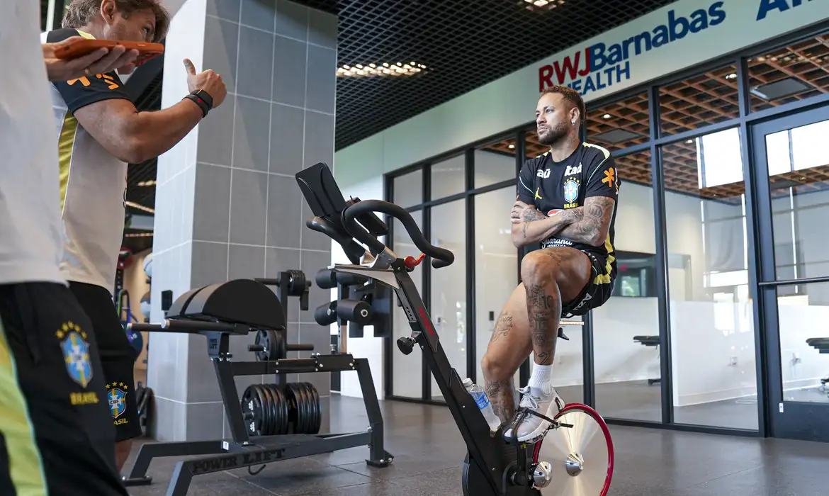 Neymar deve seguir fora contra o Haiti; Seleção mantém plano de recuperação e evita pressa por retorno