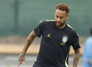 Neymar volta a treinar com o grupo, anima a Seleção e fica mais perto da estreia na Copa do Mundo Neymar volta a treinar com o grupo, anima a Seleção e fica mais perto da estreia na Copa do Mundo