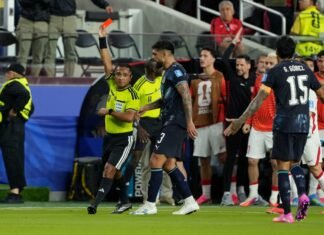 Nova regra da FIFA faz primeira vítima na Copa: Almirón é expulso e entra para a história do Mundial Nova regra da FIFA faz primeira vítima na Copa Almirón é expulso e entra para a história do Mundial